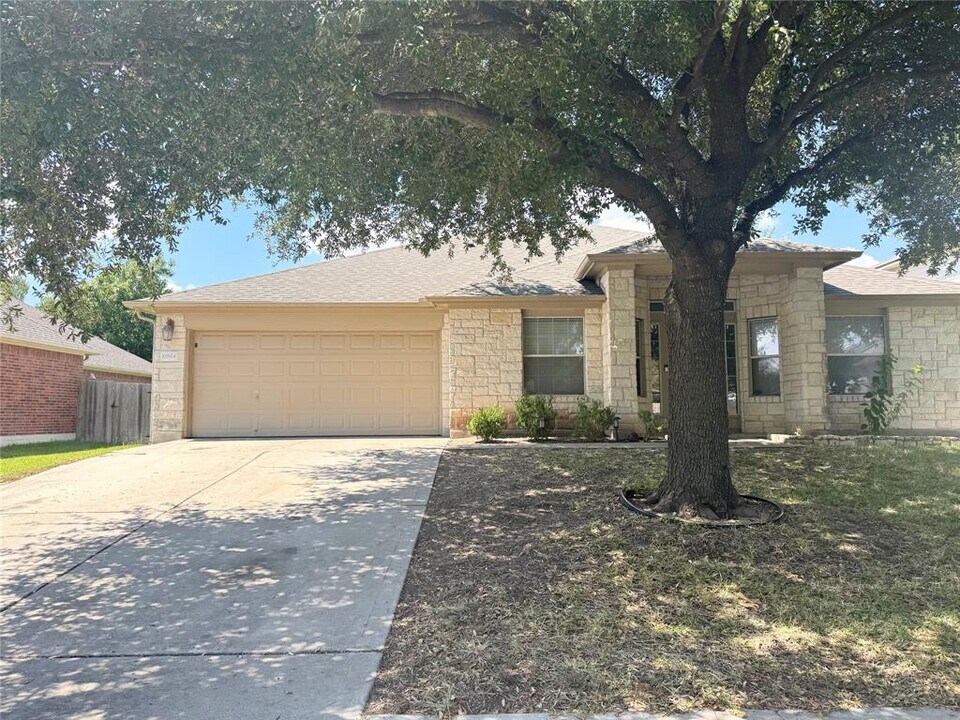 18804 Caisteal Castle Path in Pflugerville, TX - Building Photo