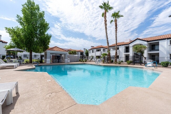 The Village at Lindsay Park Apartments in Mesa, AZ - Foto de edificio - Building Photo