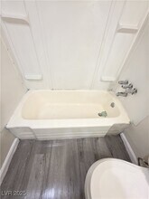 1075 E Desert Inn Rd in Las Vegas, NV - Building Photo - Building Photo