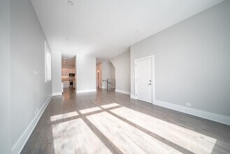 556 W 18th St in Chicago, IL - Building Photo - Building Photo