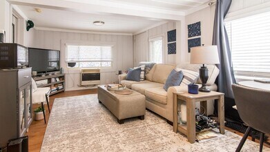 11291 E Shore Dr in Whitmore Lake, MI - Foto de edificio - Building Photo