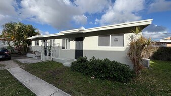 2165 NW 23rd St in Miami, FL - Building Photo
