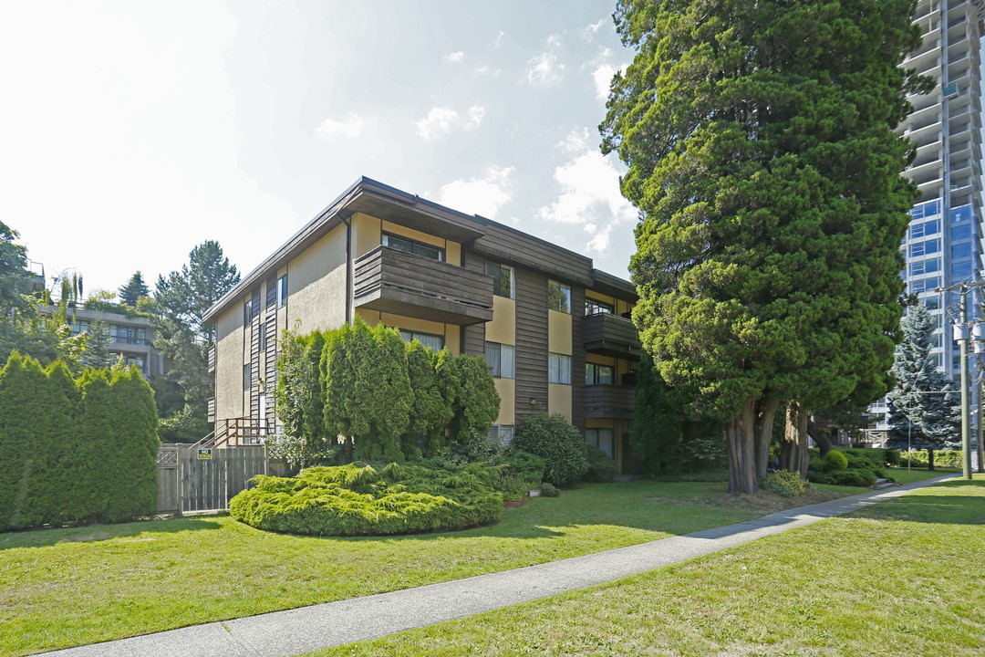 Holly Brae in Burnaby, BC - Building Photo