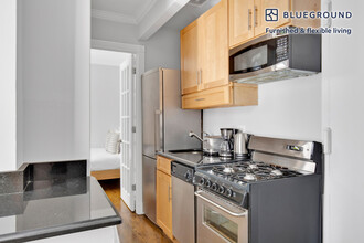 410 E 13th St in New York, NY - Building Photo - Building Photo