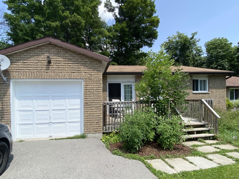 647 Bayview Dr in Midland, ON - Building Photo