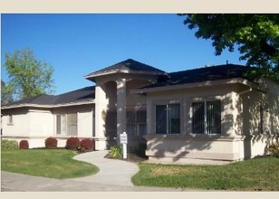 Castle Gardens in Atwater, CA - Building Photo - Building Photo