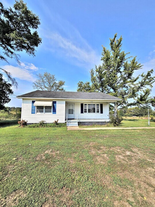 6085 Danville Rd in Hartselle, AL - Building Photo