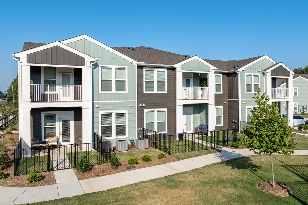 Norwood Steele Creek in Charlotte, NC - Foto de edificio