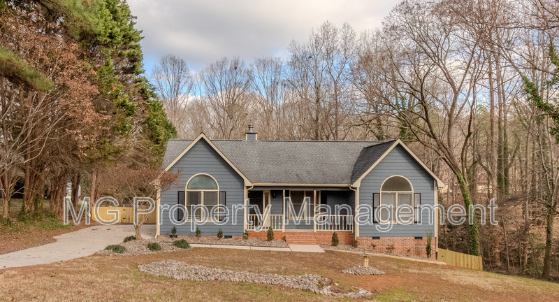 207 Colonial Dr in Belmont, NC - Building Photo