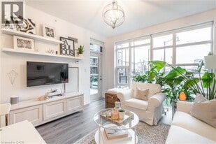 10 Concord Pl in Grimsby, ON - Building Photo