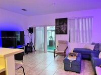 8887 W 35th Ct in Hialeah, FL - Foto de edificio - Building Photo