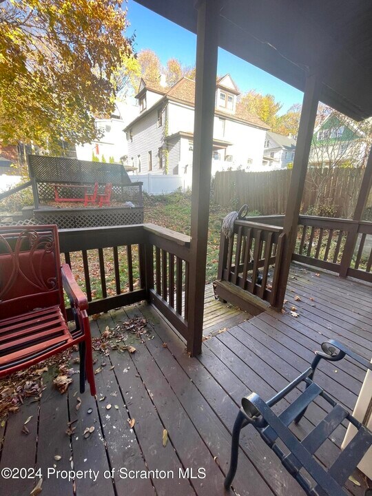 945 Woodlawn St in Scranton, PA - Building Photo