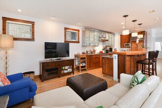 2317 N Greenview Ave in Chicago, IL - Building Photo - Building Photo