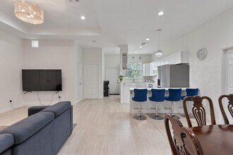 6934 Grapeview Blvd in The Acreage, FL - Building Photo - Building Photo