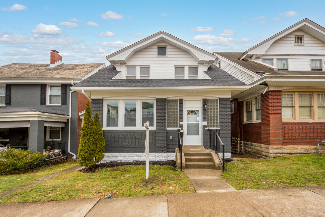 2633 Broadway Ave in Pittsburgh, PA - Building Photo