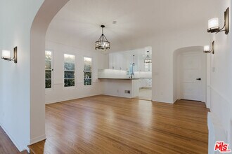 1122 S Tremaine Ave in Los Angeles, CA - Building Photo - Building Photo