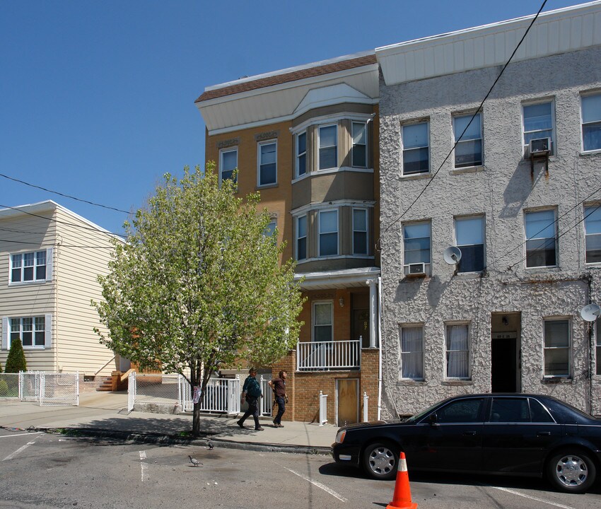 87 E 25th St in Bayonne, NJ - Building Photo