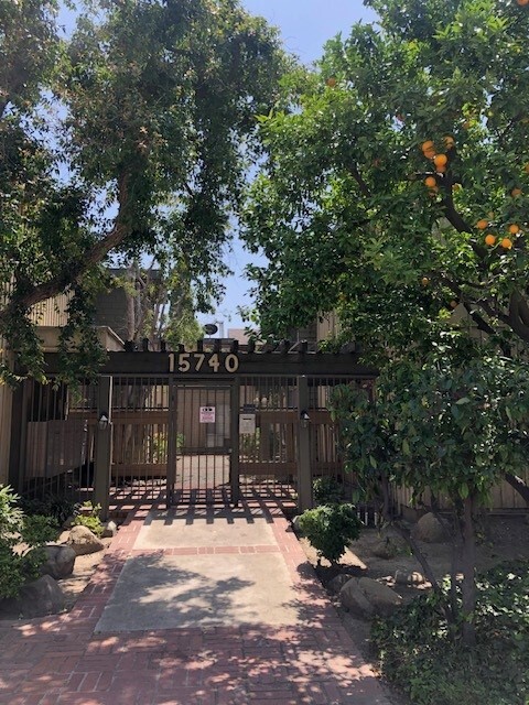 Woodhaven Apartments in Van Nuys, CA - Building Photo