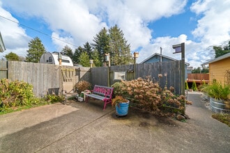 7998 14th St in Bay City, OR - Building Photo - Building Photo