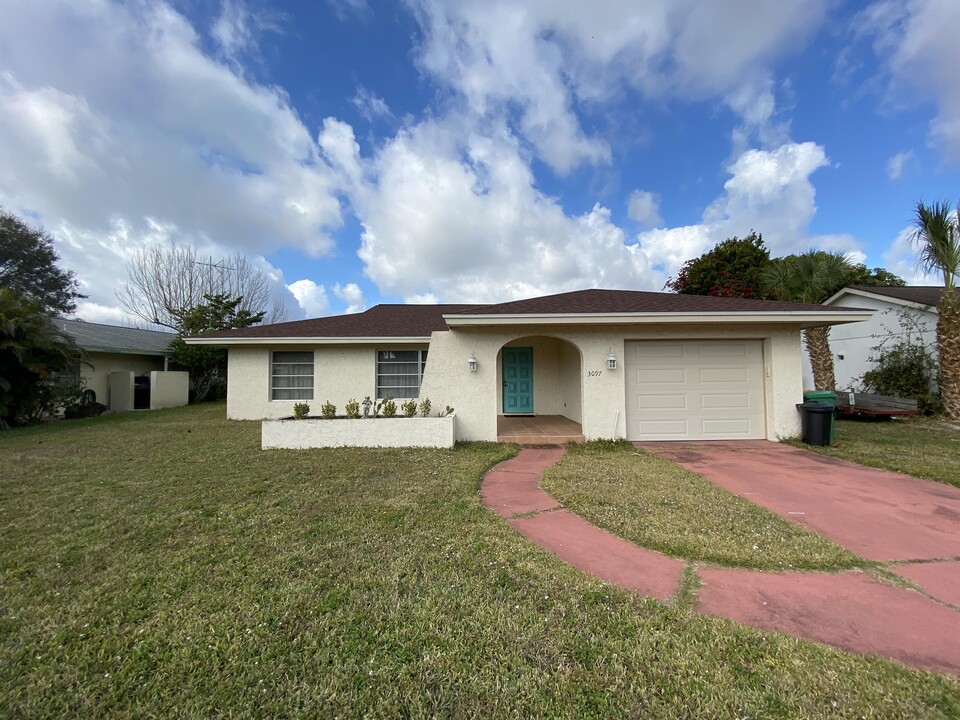 3097 Conway Blvd in Port Charlotte, FL - Building Photo