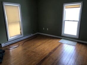 17 Potter Ave, Unit #2 in Granville, NY - Foto de edificio - Building Photo