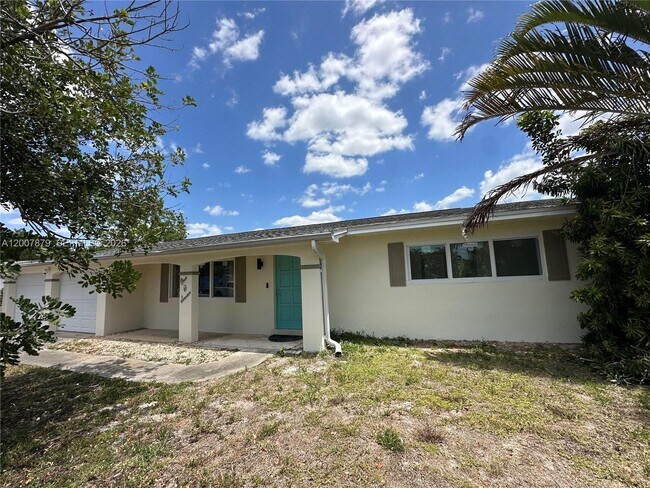 107 W Lake Dr in Lehigh Acres, FL - Building Photo - Building Photo