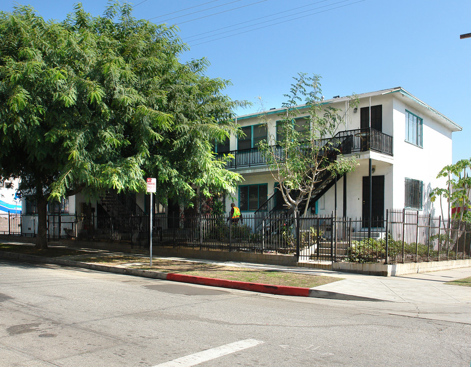 600 Robinson St in Los Angeles, CA - Building Photo