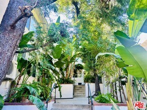 2401 Beachwood Dr in Los Angeles, CA - Building Photo - Building Photo