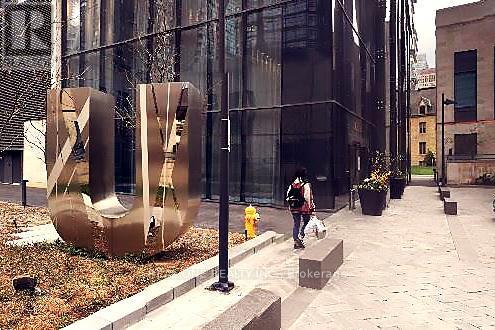 65-1865 St Mary St in Toronto, ON - Building Photo