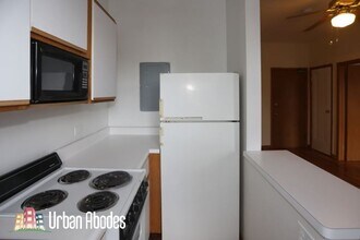 645 W Barry Ave, Unit J02W in Chicago, IL - Building Photo - Building Photo