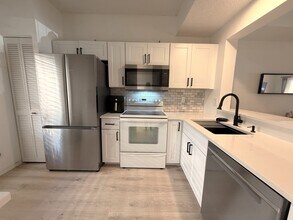 1018 Woodshire Ln, Unit A202 in Naples, FL - Foto de edificio - Building Photo