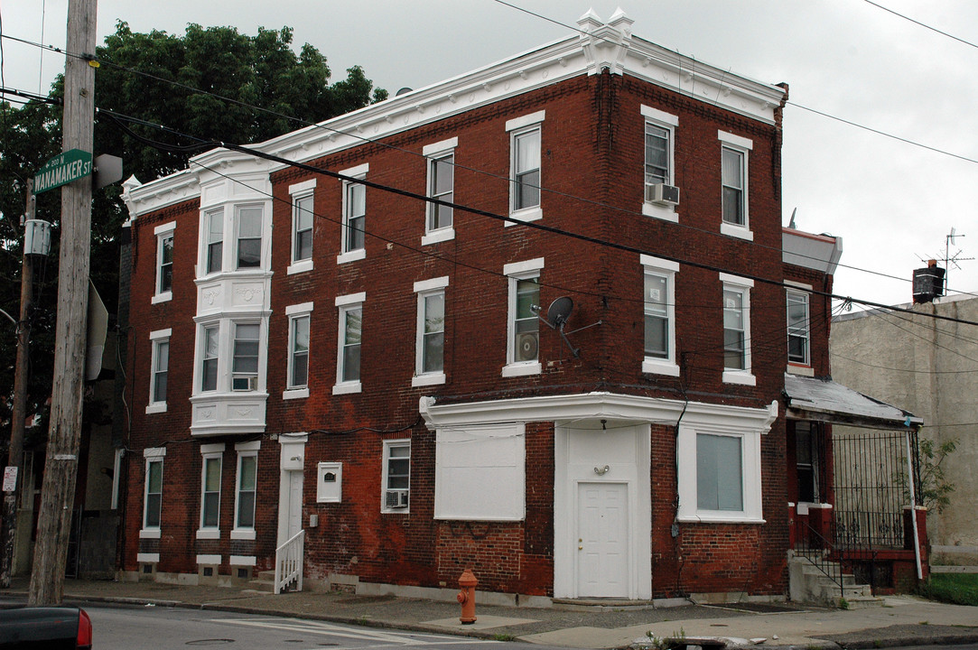 5818 Vine St in Philadelphia, PA - Building Photo