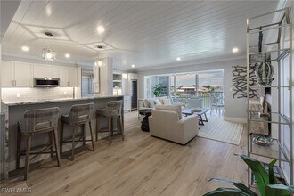 250 Park Shore Dr in Naples, FL - Building Photo - Building Photo