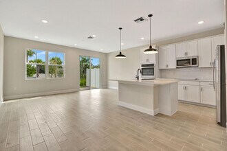 148 SE Birch Ter in Stuart, FL - Foto de edificio - Building Photo