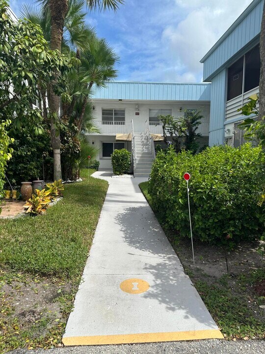 415 Saxony Way in Delray Beach, FL - Building Photo
