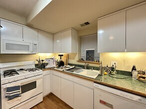 3340 N Southport Ave, Unit J00P in Chicago, IL - Building Photo - Building Photo