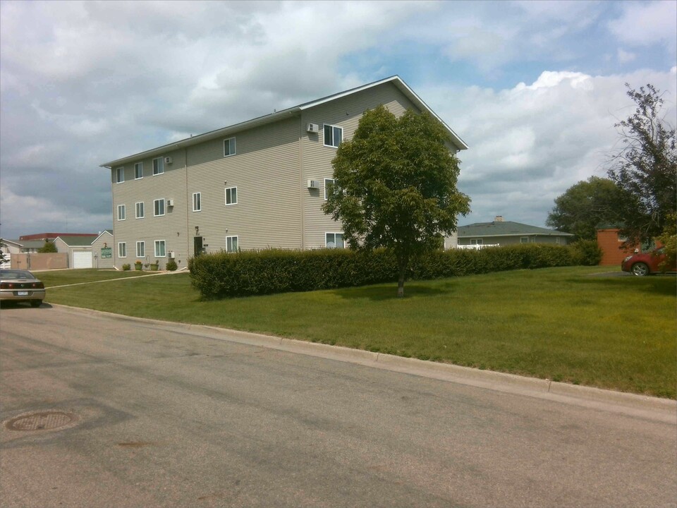 3740 7th St S in Moorhead, MN - Foto de edificio