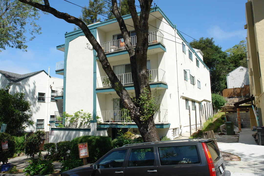 2455 Hilgard Ave in Berkeley, CA - Foto de edificio