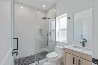 11142 Woodley Ave in Los Angeles, CA - Foto de edificio - Building Photo