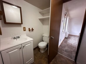 1033 Main St E in Monmouth, OR - Building Photo - Building Photo