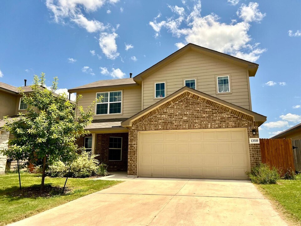 13510 Whisper Bnd in San Antonio, TX - Building Photo