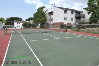 Country Club Village - Call today! in Omaha, NE - Foto de edificio - Building Photo