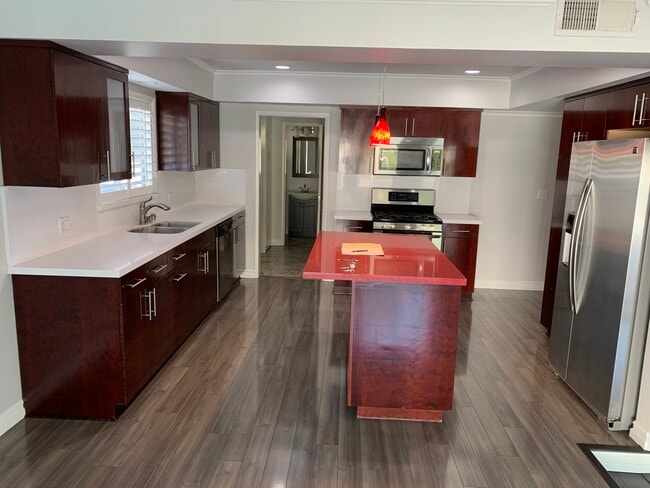 7649 Orion Ave in Van Nuys, CA - Building Photo - Building Photo