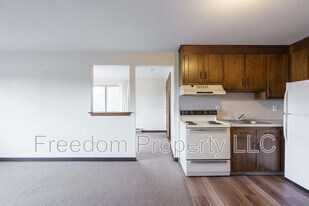 65 East St in Plainville, CT - Building Photo