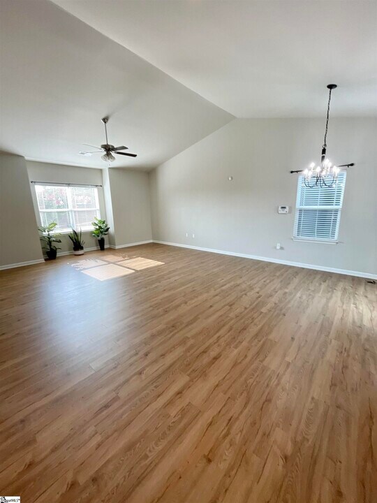 8-7 7th St in Greer, SC - Building Photo