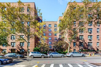 8425 Elmhurst Ave in Elmhurst, NY - Building Photo - Primary Photo