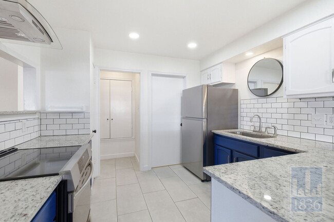 2009 Sandberg Dr in Austin, TX - Building Photo - Building Photo