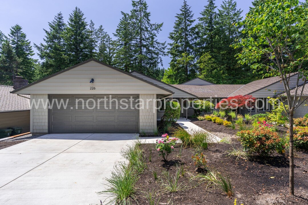 228 Greenridge Dr in Lake Oswego, OR - Building Photo