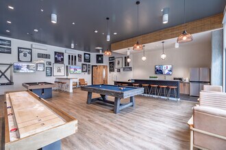 The Woods at Alderwood in Lynnwood, WA - Foto de edificio - Building Photo