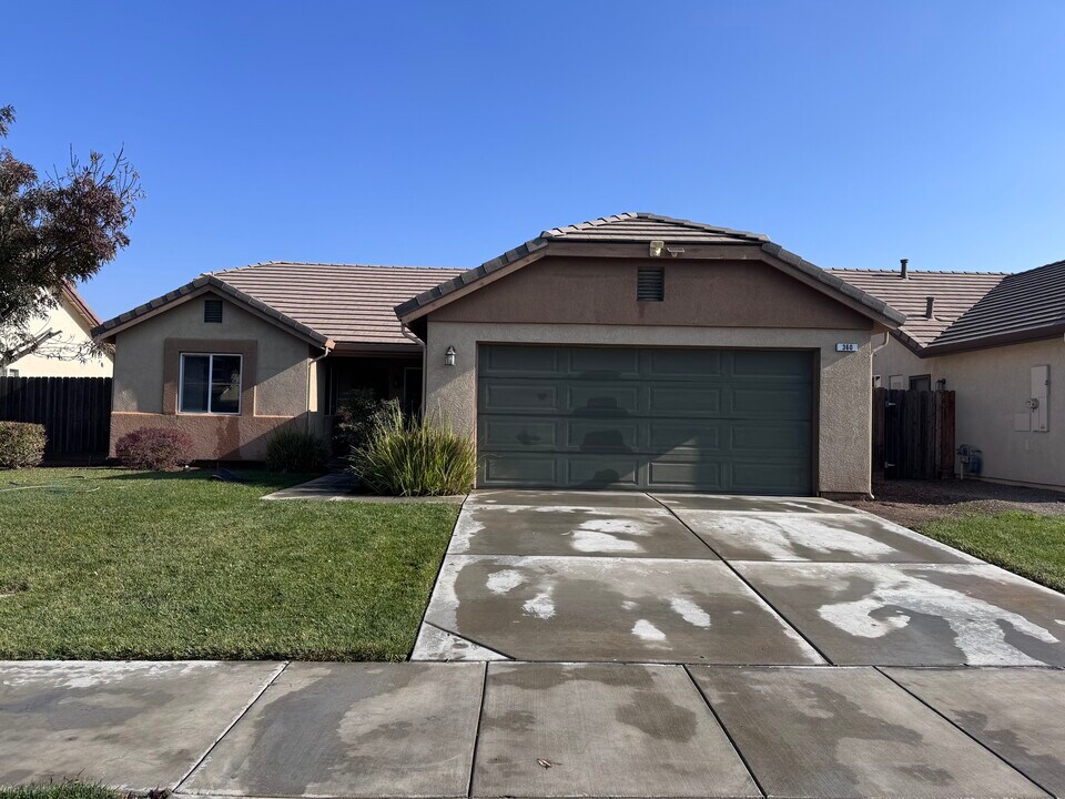 360 Sunburst St in Los Banos, CA - Building Photo